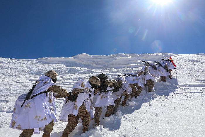 西藏阿里軍分區(qū)官兵邊防線上踏雪巡邏