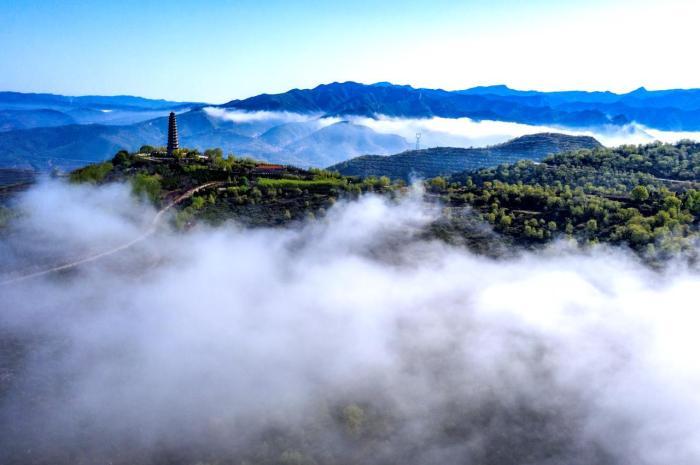 云海景觀現(xiàn)人間仙境山水畫